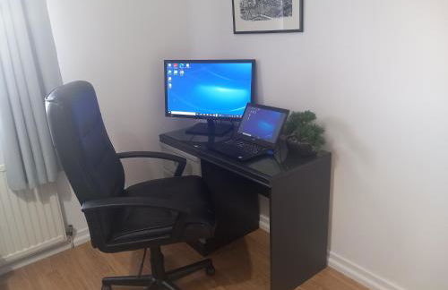 Douglas Apartment - Trains to Edin & Glasgow - Private Parking - Photo 5