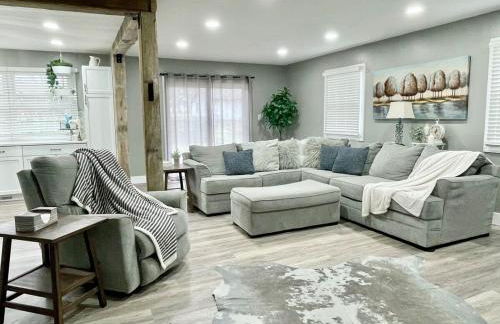 Rustic Chic in Charming Center Grove w Fenced Yard - Foto 9