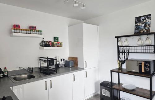 Luxury 1-Bed Apartment with balcony & Free parking - Photo 7