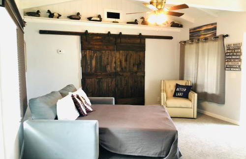 Cozy Lake Front Cottage - Photo 10