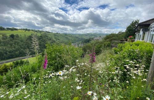 The Crest Hillside Retreat With Hot Tub - Foto 1