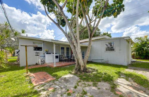 Fenced-In Yard Home 3 Mi to Hard Rock Stadium! - Photo 21