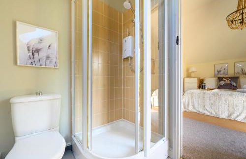 Cosy Cotswold Lodge by Your Home Here - ideal for families, log-burner, spa, private parking, EV Hookup included and heated swimming pools - Foto 14