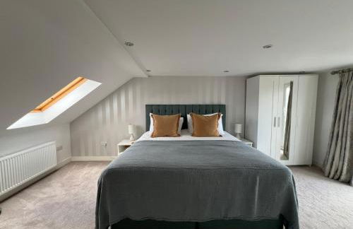 Luxury Family Home in Central Windsor with Large Garden, Games Room, Office, Parking & Pet-Friendly - Photo 14