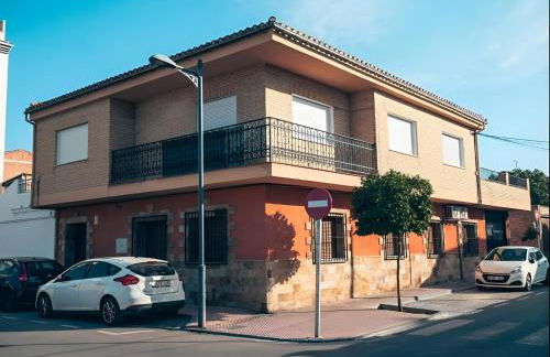 Amplia Casa Familiar con Calefacción, cerca de Sierra Nevada y Granada - Foto 1