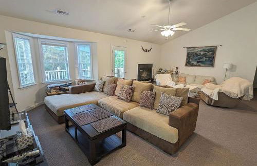 Cheerful 4Br Water View Lakehouse with Dock & More - Foto 24