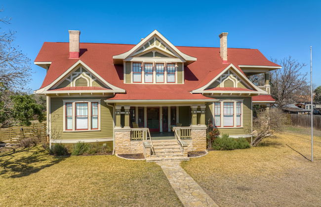 Beautiful and Unique Home With Fireplace and Pool! - Photo 40