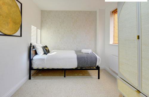 LARGE 4 Bedroom Semi-Detached House Sleeps 7 By Klarok Short Lets & Serviced Accommodation - Foto 33