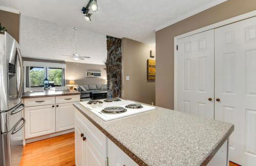 Lakefront Home Dock Covered Deck Fire Pit Dogs OK - Foto 10