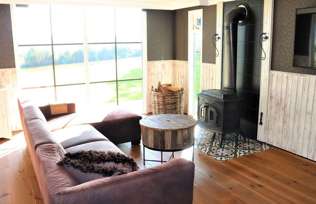 Fantastic Chalet Near Open Waterways, hot tub - Photo 14