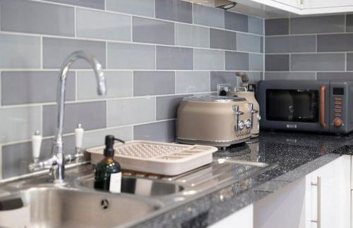 Designer 1BR I Work-From-Home Ready I Fast Wi-Fi - Foto 15