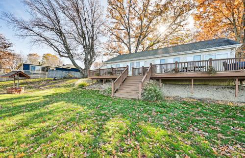 Dock and Gazebo! Lakefront Duplex Near South Haven - Foto 23