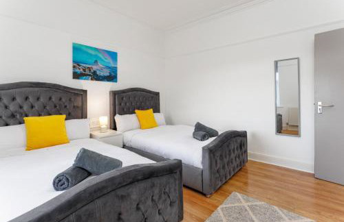 Flatzy - Sleeps 16 Near Football Ground & Ping Pong Table - Foto 9