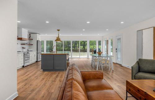 Comforting Lakeside Retreat in Gated Community - Foto 8