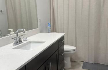 Modern Desert Home-Great for families & groups, near golf, hiking, and city fun, Private in-law suite with own entrance also available separately - Foto 34