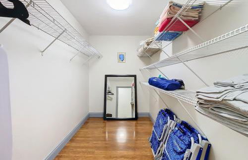 Poolside Paradise with Basketball Court - Foto 31