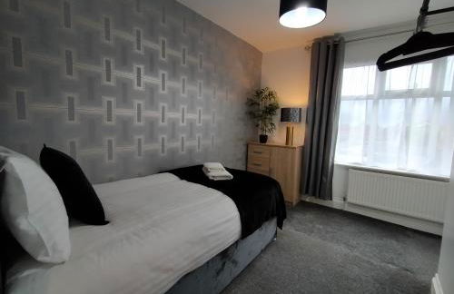 Sirius House - sleeps 7, driveway, garden - Photo 24