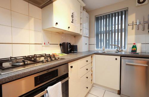 Cosy Bristol Townhouse - Free Parking - Sleeps 6 - By EKLIVING PARTNERS - Foto 11