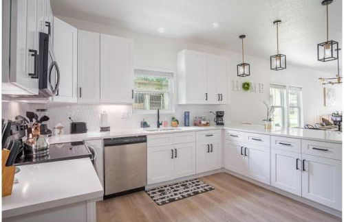 Vibrant 4BR3BA Oasis Near Happy Downtown - Foto 15