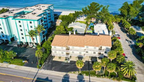 100 steps to beautiful Indian Rocks Beach, oceanside, 2 bedroom updated condo - Foto 2