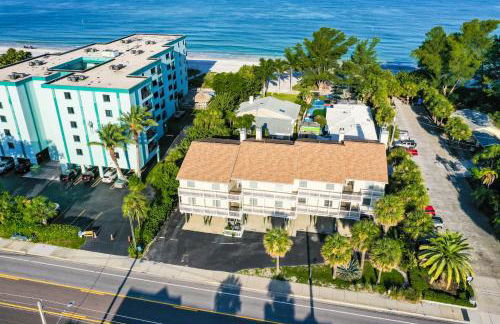 100 steps to beautiful Indian Rocks Beach, oceanside, 2 bedroom updated condo - Foto 2