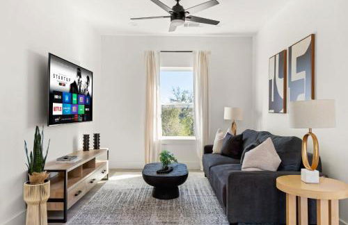 Designer Home with Hot Tub BBQ & Hill Views - Foto 37