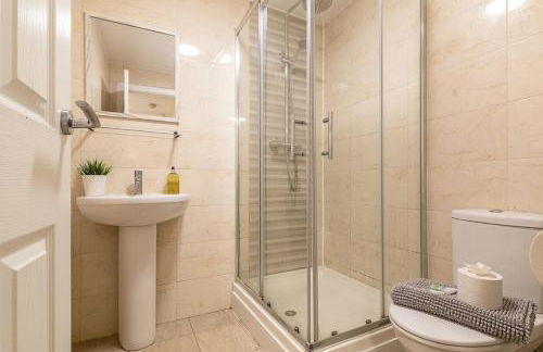 2 bedroom Large Town Centre Apartment FREE Parking - Foto 24