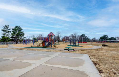 Bring the Family! Suburban Home with Yard in Omaha - Foto 29