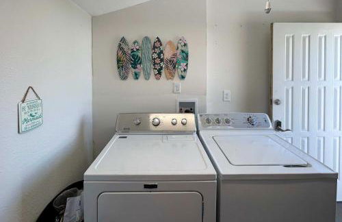 Cozy 3BRand3BA • Sleeps 9 • 0 3 Mi to Beach • PCB - Foto 30