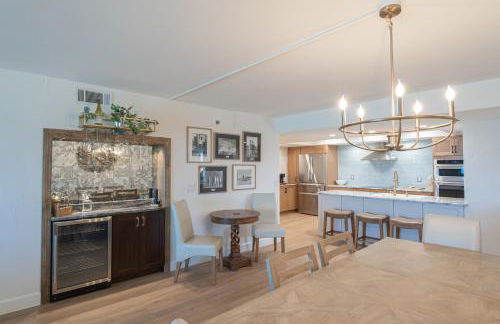 Luxury direct oceanfront corner with a large private balcony, heated pool and garage - Photo 9