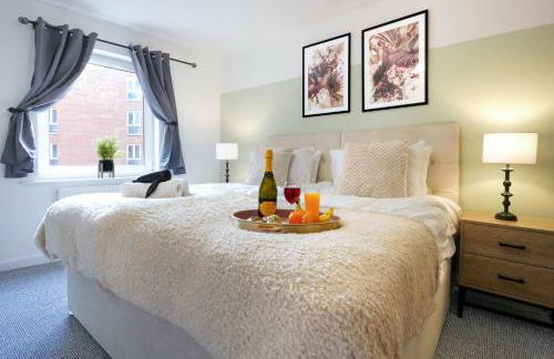 City Centre Apartment with Free Parking, Balcony, Super-Fast Wifi and Smart TV with Netflix by Yoko Property - Photo 4