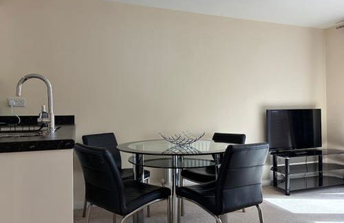 4BR Home - Gym - 3BA - Free Parking - En-suite - Near LGW Airport - Foto 15