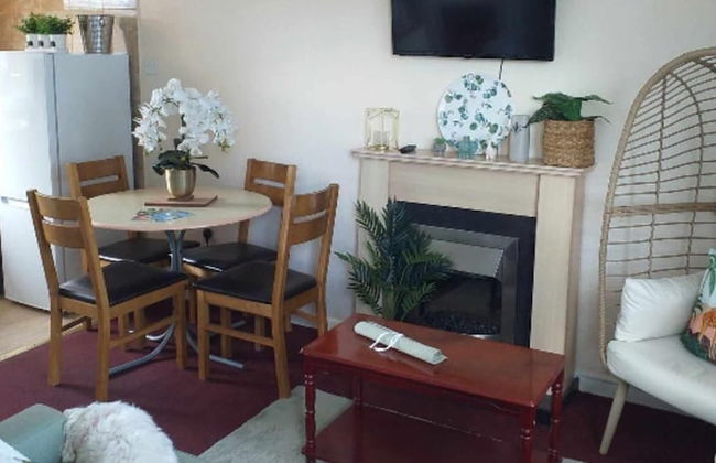 2 Bed Chalet Sleeps 5 - Pets, Parking, Near Beach - Foto 1