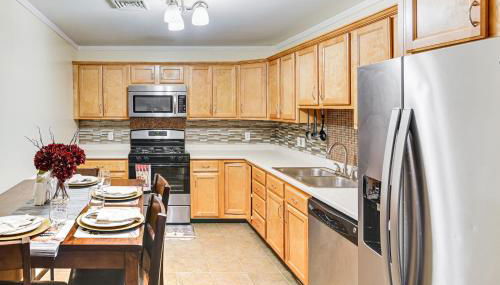 Walk to Waterfront Cozy Fall River Condo - Foto 2