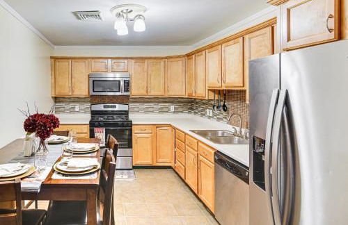 Walk to Waterfront Cozy Fall River Condo - Foto 2