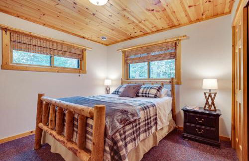 Lakefront Presque Isle Cabin with Private Dock - Foto 11