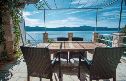 3 Bedroom Beach House with private sea access - Photo 1