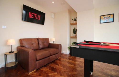 LUXURY 4 Bedroom 4 Ensuite Home in Penarth (Pool Table Games Room & BBQ Garden) with Sea Views - Photo 4
