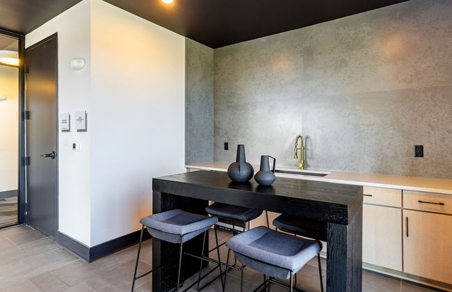 Lindsley by Avantstay Balcony Modern Design A Downtown Location - Photo 36