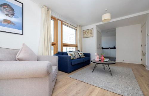 Cosy, modern high rise with views! 2 bedroom - Foto 1