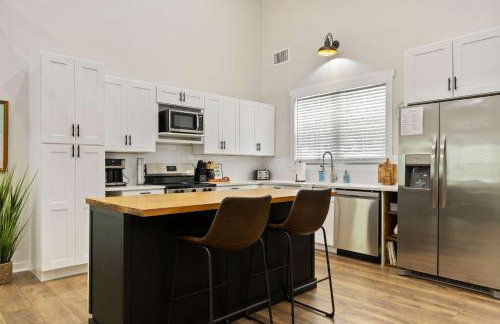 Secluded 3BR Cabin Lake Access & Resort Perks - Foto 18