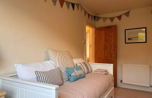 Beautiful 2 bedroom apartment with estuary views - Photo 14