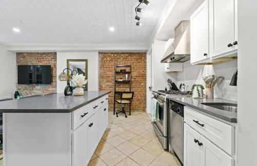 Newly Renovated 2BR w Rare Private Backyard and BBQ - Foto 12