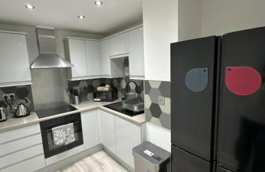 Stylish City Retreat with Views & Court Yard - Foto 20