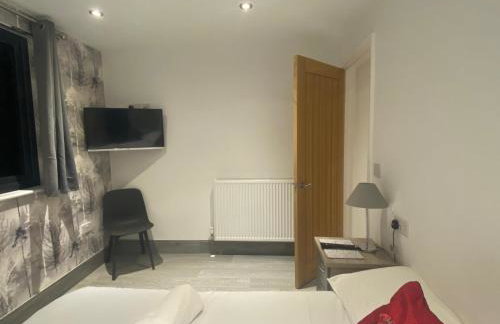 POPPY LUXURY LODGE Sleeps 8 at Fairview Farm, Ravenshead, Nottingham Near Sherwood Forest, Dog Friendly, Farm Stay great for wedding groups, families, Hen Do's, friends gatherings with amazing views - Foto 49