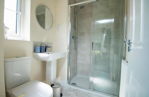 Luxury 5BDR with City Access, Free Parking and Wi-Fi - Photo 45