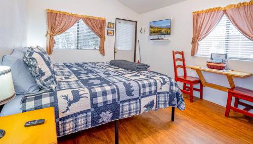 The Blue Fox Cabin #8 at Blue Spruce RV Park & Cabins - Foto 5