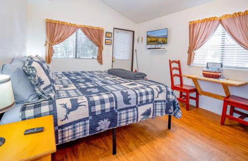 The Blue Fox Cabin #8 at Blue Spruce RV Park & Cabins - Foto 5