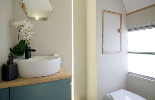 American School Bus Retreat with Hot Tub in Sussex Meadow - Foto 26