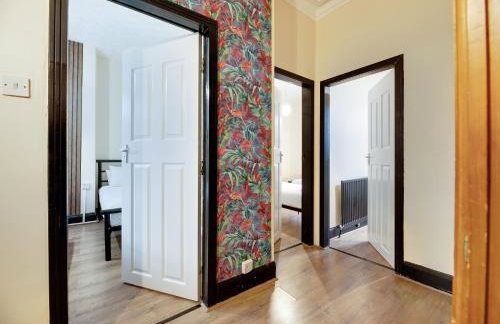 Newcastle CITY APT35,FREE STREET PARKING,4 BEDROOM HOUSE,8 SINGLE BEDS,FULL KITCHEN,ALL ROOMS WITH TVs,NETFLIX - Photo 39